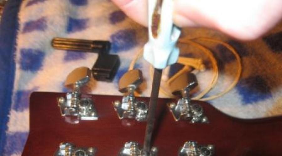 كيفية تغيير أوتار النايلون على الغيتار الكلاسيكي.  تعليمات لتغيير الأوتار على جيتار أكوستيك