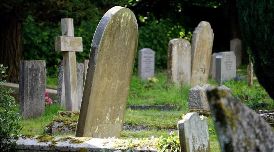 Po co wziąć ziemię od grobu w pogrzebie. Odwiedzając cmentarz, osoba musi uhonorować tradycje i znać zasady zachowania w smutku