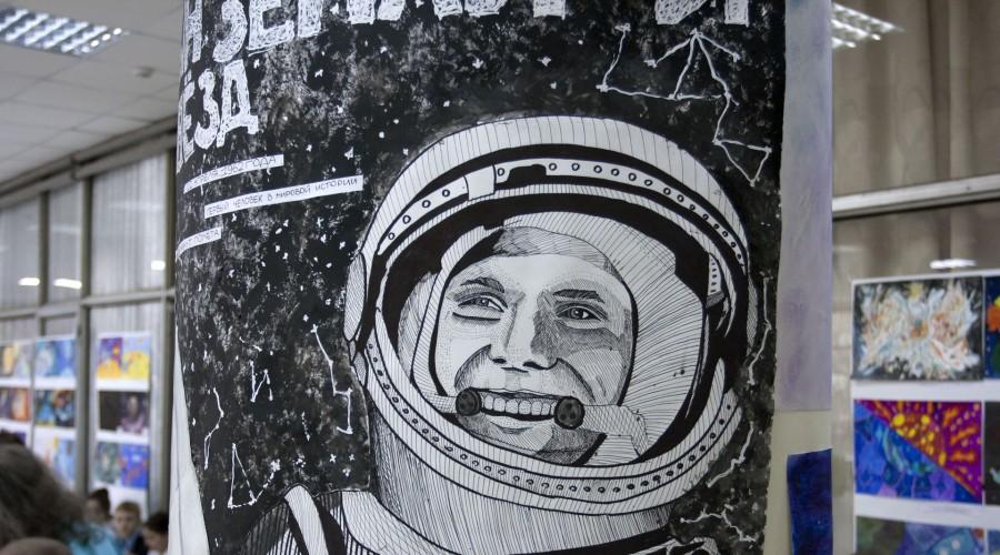 Come disegnare un astronauta con una matita poco a poco.  Come disegnare lo spazio: finalisti del concorso e una master class step-by-step Drawing for Cosmonautics Day presso la scuola superiore