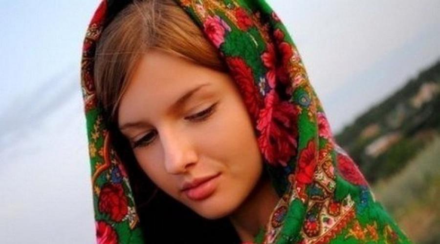Perché le donne e le ragazze coprono la sciarpa testa in chiesa? Perché in tutte le religioni sono vietate le donne a camminare con una testa non rivestita.