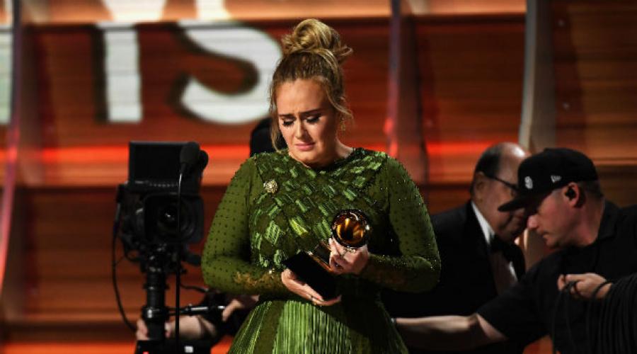Adele ha rifiutato Grammy. Adele ha rotto la statuetta Grammy e ha dato un premio incinta di Beyonce