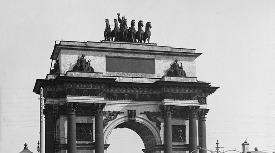 Triumfalny łuk na perspektywie Kutuzovsky.