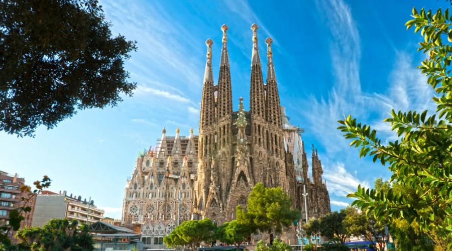 Antoni Gaudi i jego słynne domy są wizytówką zabytków Katalonii.  Antonio Gaudi i jego słynne domy Pierwszy dom Gaudiego w Barcelonie