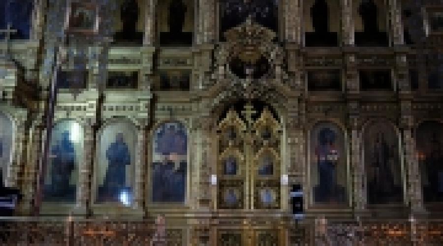 мальчика заносят в алтарь при крещении. дети в алтаре. алтарь для крещения.