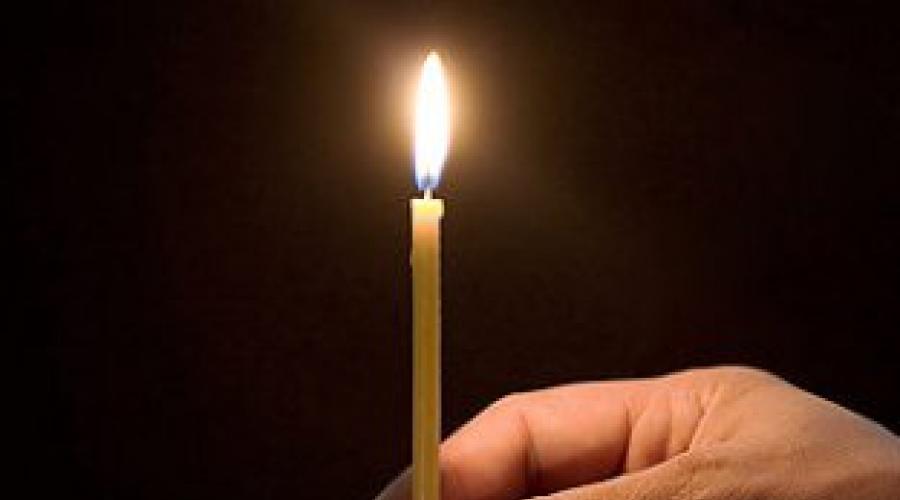 Две церковные свечи. Дом свечка. Много свечей. Свечи в храме. Горящие свечи.