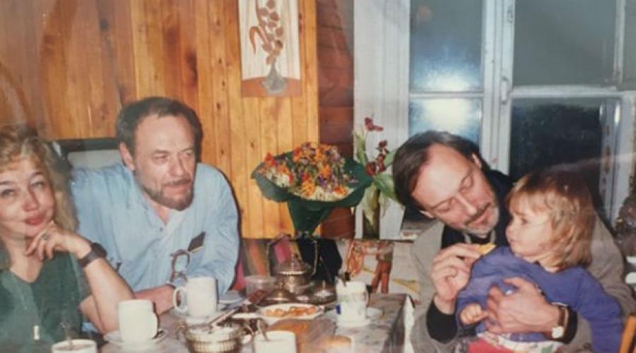 Ivan Yankovsky e altri bambini di talento dei genitori stellari. Il nipote di Oleg Yankovsky ha mostrato foto rare del nonno in una vita di cerchio di famiglia in rosa: foto, instagram ...