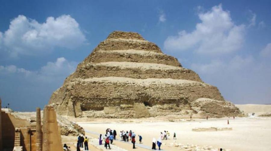 Mısır'daki en büyük piramit. Eski Mısır'ın en ünlü piramitleri