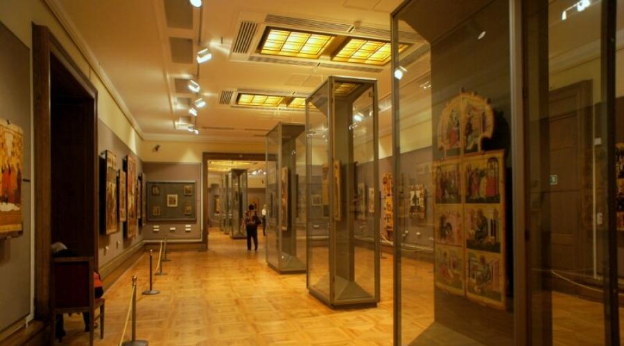 الشيء الرئيسي في المعرض البيزنطي في طرتياكوفكا. كيف يعيش أيقونة فلاديمير القديمة من أم الله في المعبد، الذي يعجب بأي جيل لها من رأى ذلك، هو الثالوث من أندريه روبليف